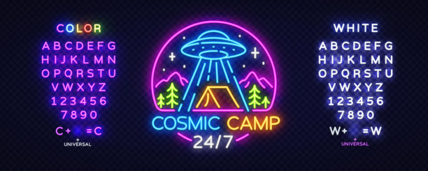 霓虹灯招牌，展示了露营地上方的UFO，以及发光的文字“Cosmic Camp 24 7”。包含完整的霓虹字母表和可编辑字符。明亮的矢量插画。图片下载