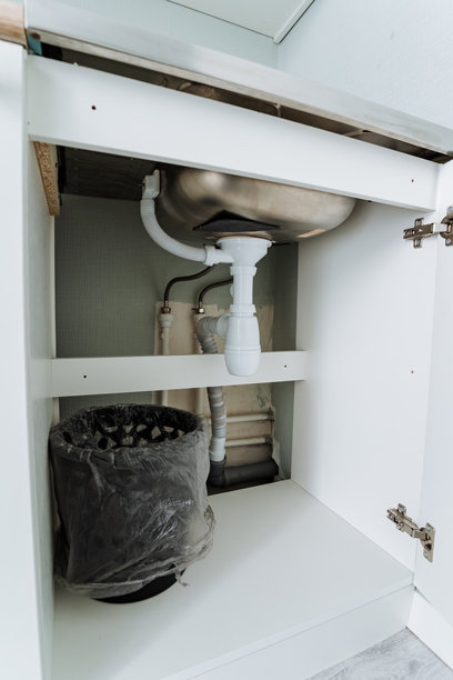 如果检查水槽下的橱柜，您会发现一个方便放置的垃圾桶，方便您随时取用和高效处理垃圾，保持清洁图片下载