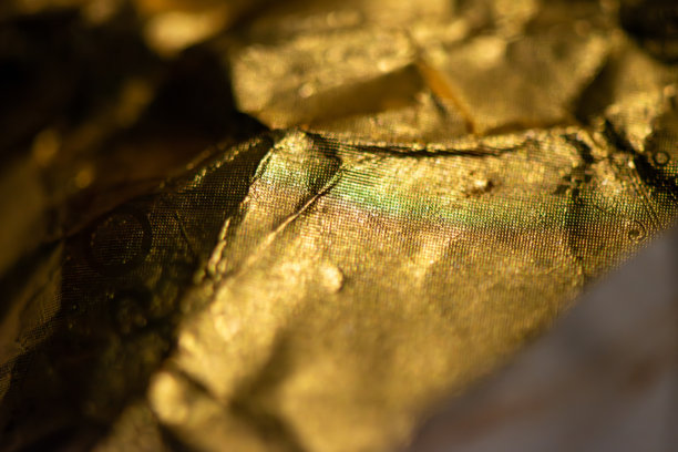 金色闪亮巧克力包装纸的微距照片图片下载