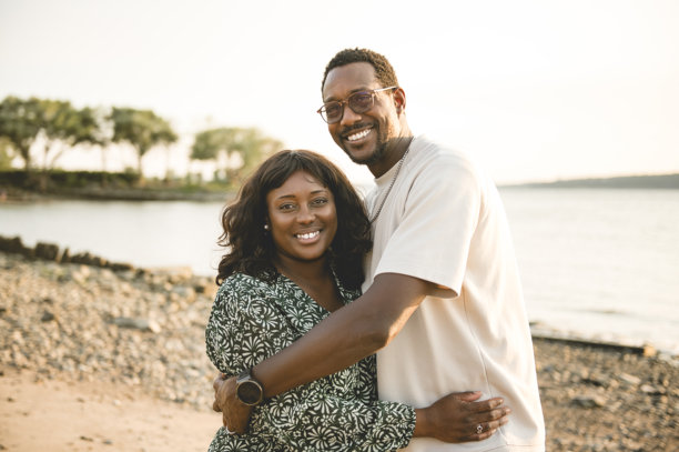 情侣在海滩上享受夕阳，象征着爱与羁绊，适合作为度假主题的图片。图片下载