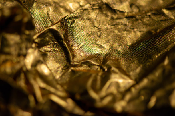 金色闪亮巧克力包装纸的微距照片图片下载