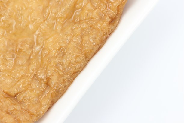 简约干净的白色背景印象照片，以炸豆腐为主。图片下载