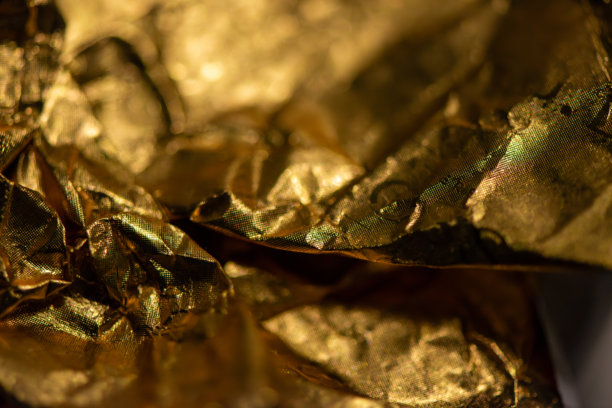 金色闪亮巧克力包装纸的微距照片图片下载