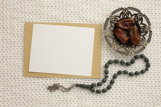 古兰经，斋月。斋月卡里姆穆斯林圣月灯笼。装饰性节日灯，伊斯兰祈祷毯（用于礼拜）。禁食（拜功）的象征，白卡，用于您文本的图片图片下载