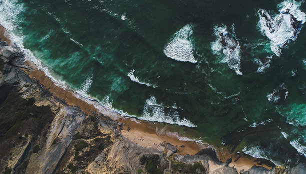 航拍无人机照片，展示了葡萄牙大西洋海岸线的绝美俯视景观图片下载