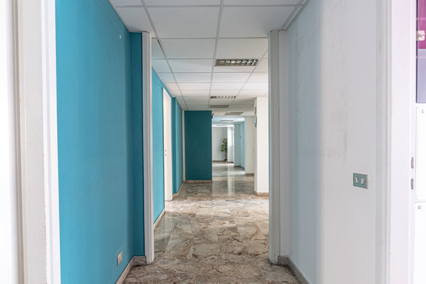 房屋翻新和重建前的室内家居-房地产和建筑图片图片下载