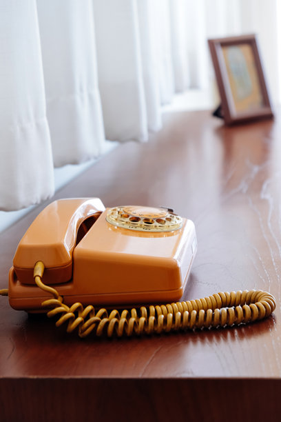 客厅木桌上的复古电话图片下载