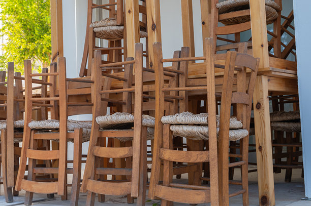 宁静的户外，古朴的木质座椅在阳光下闪耀，温馨的庭院布置，复古的木制家具沐浴在金色光辉中图片下载