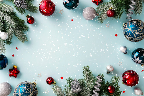 圣诞节装饰画框，包含松枝、装饰球、星星和雪花，背景为蓝色。中间有留白区域，可用于贺卡、广告或节日信息。图片下载