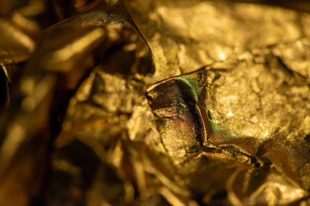 金色闪亮巧克力包装纸的微距照片图片下载