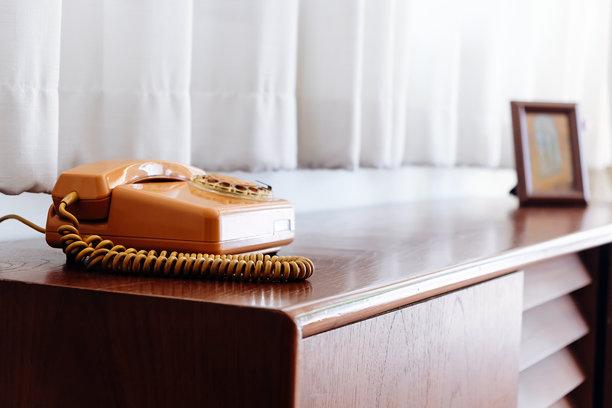 客厅木桌上的复古电话图片下载
