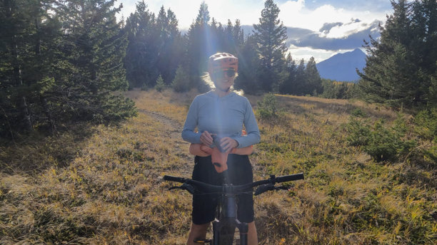 骑着电动山地车的女子在山间小路上图片下载