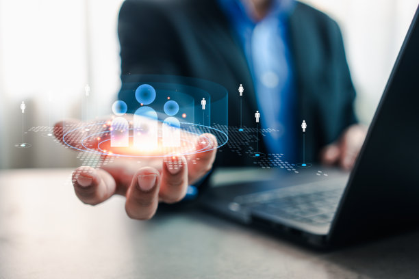 具有客户数据库的销售控制和监控软件。一名商人正在使用带有虚拟屏幕上的客户关系图标的笔记本电脑。图片下载