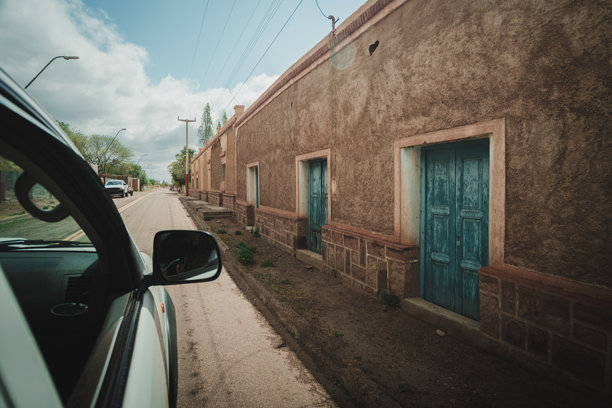 老房子，墙壁由砖和泥土建造。复古村庄。图片下载