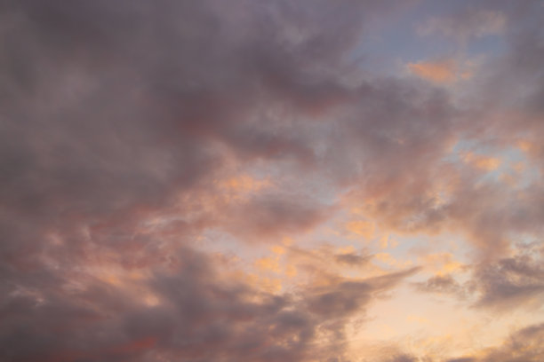 红色的云彩与天空，绝美的日落和柔和的粉彩调的云朵。带有纹理的天空图像模板。华丽的照片壁纸。明亮史诗般的天空。戏剧性的晚霞和火橙色的日落。地球之美。图片下载