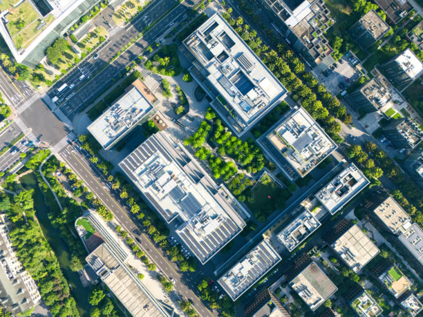 办公楼屋顶花园与太阳能光伏发电图片下载