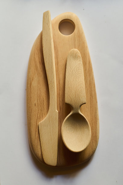 木制厨房用具、砧板、刀和勺子，产品照片，孤立在白色背景上，干净的影棚背景，留白极简背景，孤立的物体图片下载