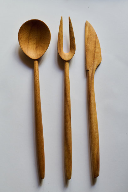 木制沙拉餐具套装，包括勺子、叉子和刀，产品照片，孤立在白色背景上，厨房用具，干净的影棚背景，留白，极简背景图片下载
