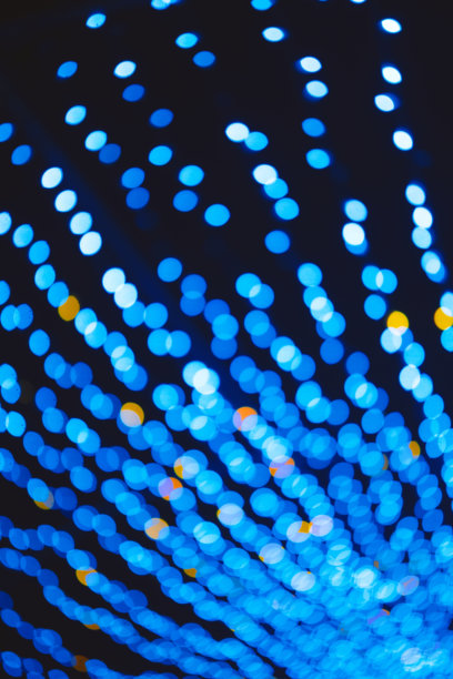 蓝色的散景光点在深色背景上形成数字图案。照片中没有植物。图片下载