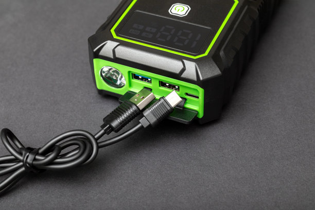 便携式充电宝，带USB接口和数码显示屏。坚固设计，可为设备充电或启动汽车电瓶。真实照片图片下载