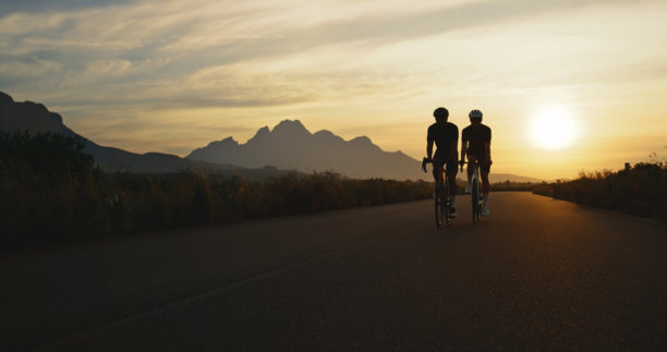 日落时分，一群朋友在乡间小路上骑山地自行车进行户外健身、挑战和健康训练，享受运动、自然和冒险的乐趣。图片下载