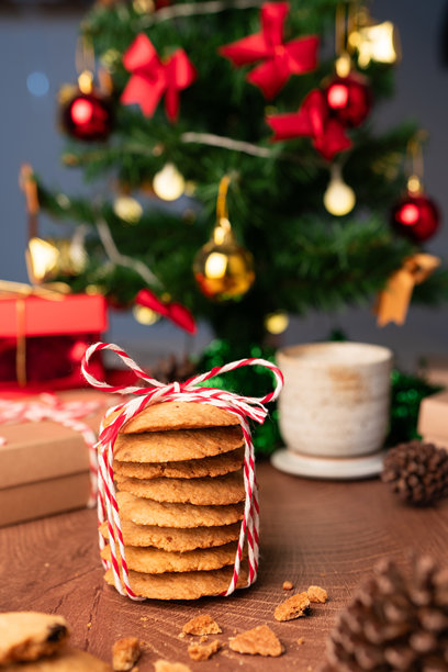 用节日彩绳包装的手工饼干，捕捉圣诞和新年的节日氛围，非常适合作为温馨的节日垂直照片的走心礼物。图片下载