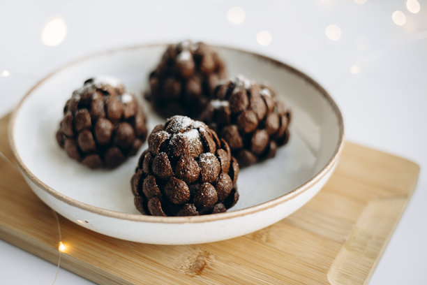 手工制作的巧克力松果甜点的柔和自然光照片。图片下载