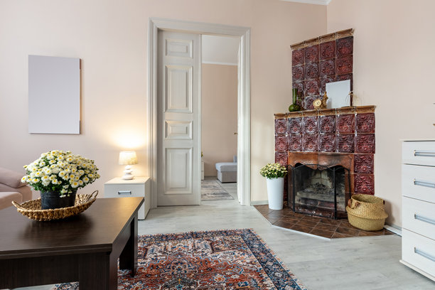 舒适的客厅，配有复古壁炉和雅致的装饰图片下载