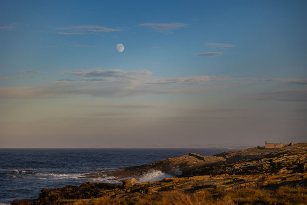拍摄大浪、海鸟飞翔和近乎满月的照片！图片下载