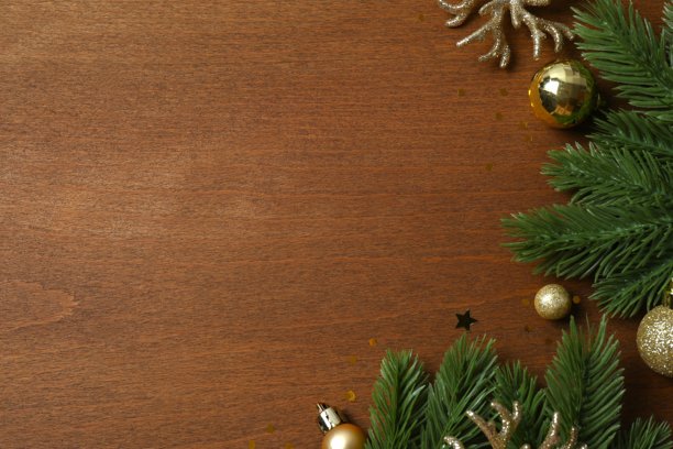 圣诞节构图，背景为木质，饰有绿色松枝和金色装饰品，节日边框，用于季节性问候或节日设计图片下载