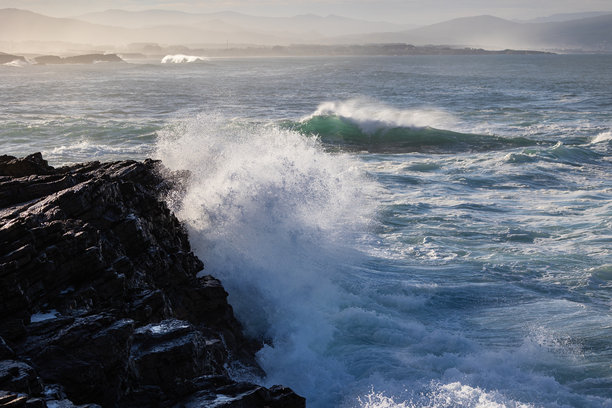 拍摄大浪、海鸟飞翔和近乎满月的照片！图片下载