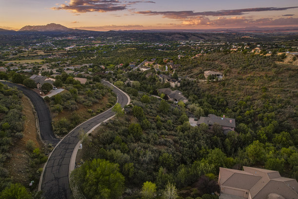 宁静的城市郊区，黄昏时分的彩色航拍照片，凸显了宁静的山坡社区氛围图片下载