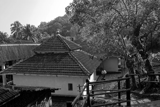 黑白照片，展示了康坎地区传统寺庙的设计图片下载