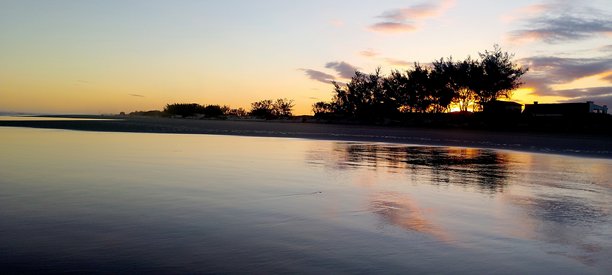 海滩上的日落照片图片下载