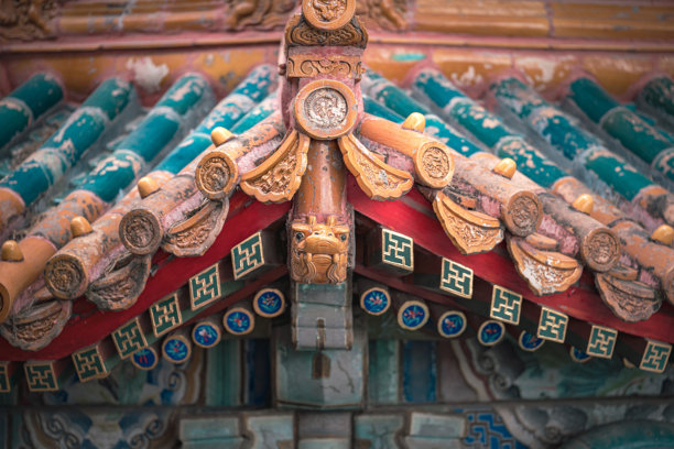 这张图片展示了颐和园一座古建筑的细节。建筑色彩丰富，细节精美。图片下载