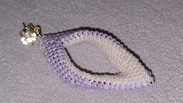 手工制作的菱形耳环，由珠子和玻璃珠制成图片下载