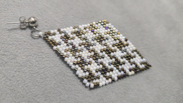 手工制作的菱形耳环，由珠子和玻璃珠制成图片下载