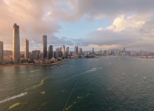 无人机拍摄的中国青岛市天际线的全景航拍照片图片下载