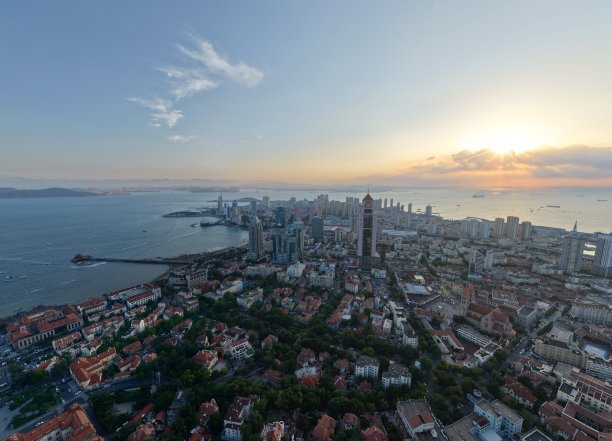 无人机拍摄的中国青岛天际线全景航拍照片图片下载