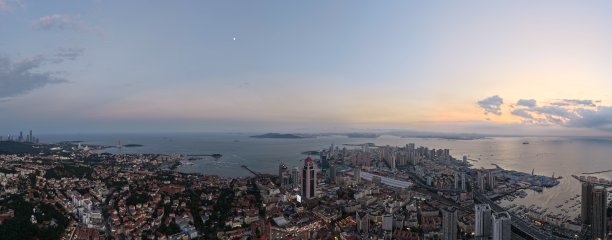 无人机拍摄的中国青岛天际线全景航拍照片图片下载