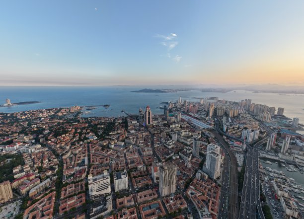 无人机拍摄的中国青岛城市天际线全景航拍照片图片下载