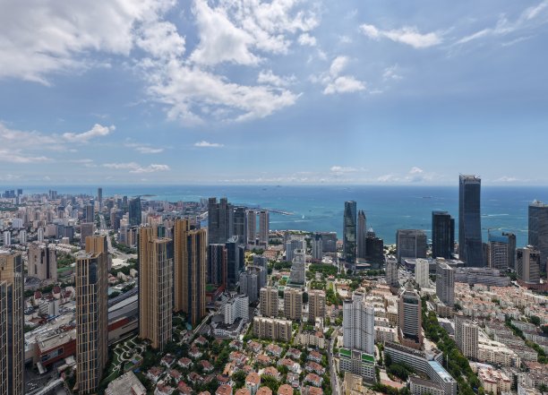 无人机拍摄的中国青岛天际线全景航拍照片图片下载