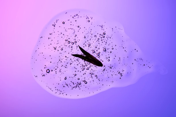 带有气泡的洗发水滴。含有叶子的纹理。图片下载