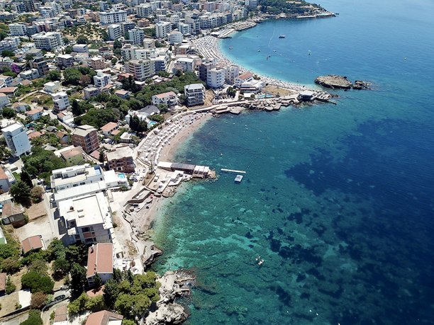 无人机从空中拍摄的海滩照片，有酒吧、餐厅和美丽的地中海，位于多布拉沃达。图片下载