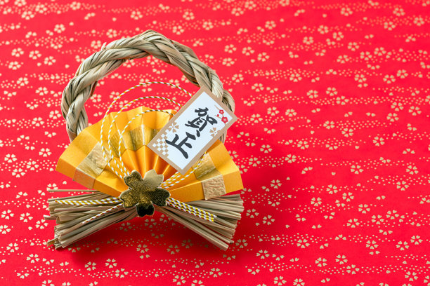 日式新年装饰（红金日式图案背景）。图片上写着“新年快乐”。图片下载