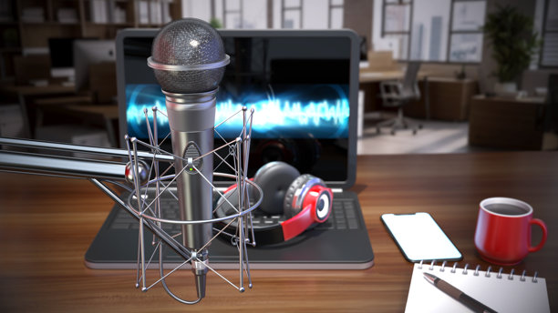 木质桌上设有麦克风、耳机、笔记本电脑和咖啡杯的播客设置。三维插画图片下载