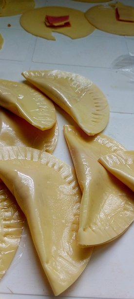 一张正在制作糕点的照片图片下载