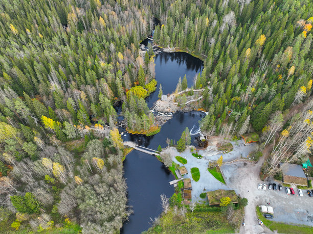 森林湖泊、步道和游客建筑的航拍照片图片下载