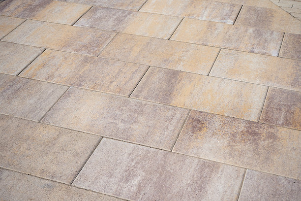 中性色调的斜铺砖块。用于景观、庭院或城市建筑设计的表面纹理。前景。实景照片图片下载