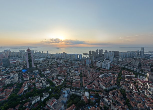 无人机拍摄的中国青岛城市天际线的全景航拍照片图片下载